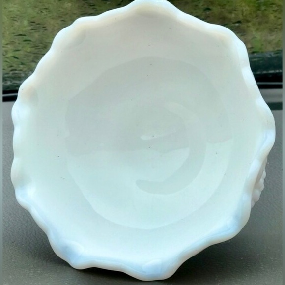 Vintage 1900s Early 20th Century Milk Glass  Scalloped Footed Oyster Dish - Picture 5 of 10